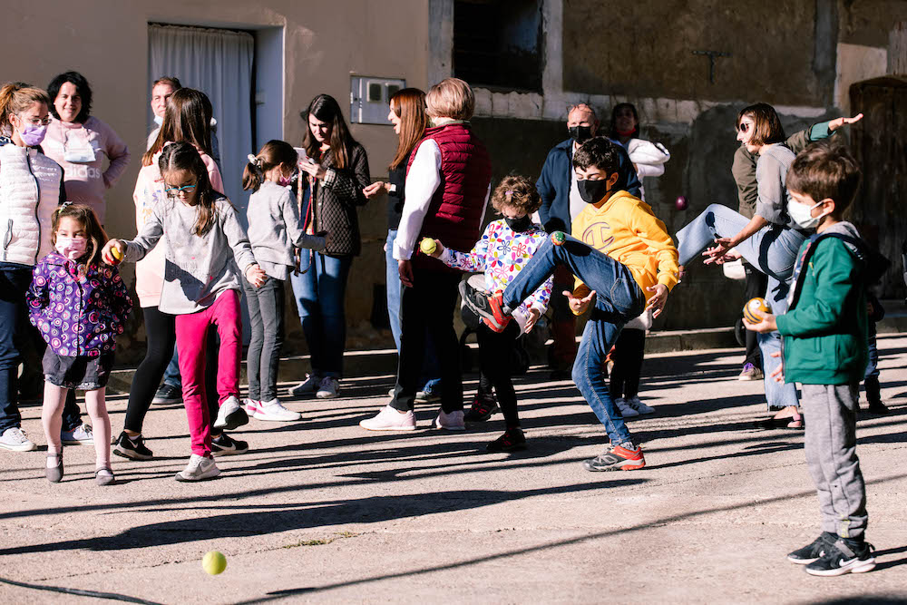 Grupo de niños intentando realizar malabares con pelotas