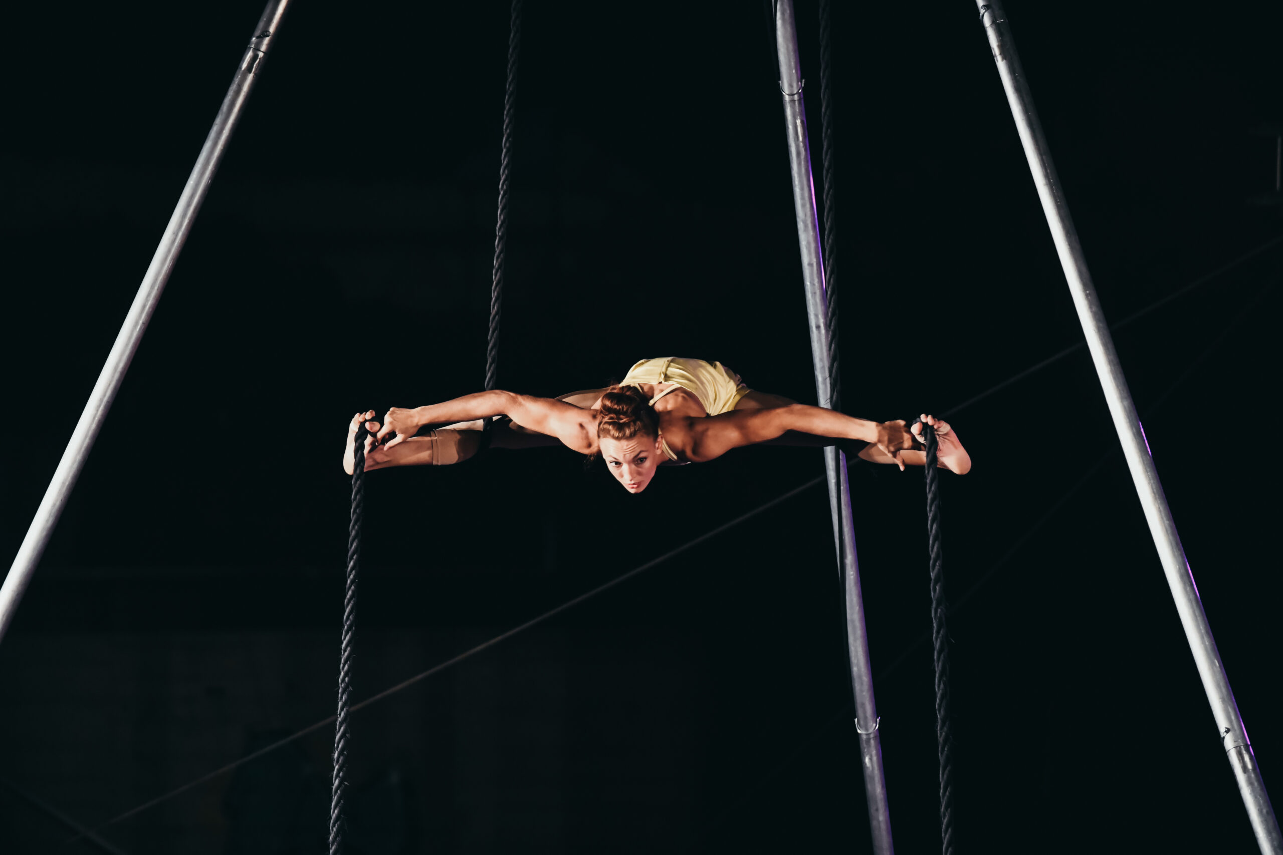 Mujer realizando acrobacias en dos cuerdas verticales